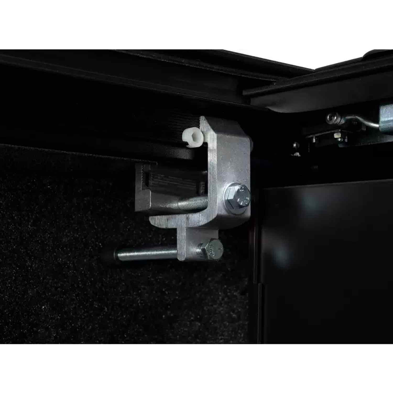RetraxPRO XR GMC And Chevy 1500 Manual Retractable Tonneau Cover - Image 8