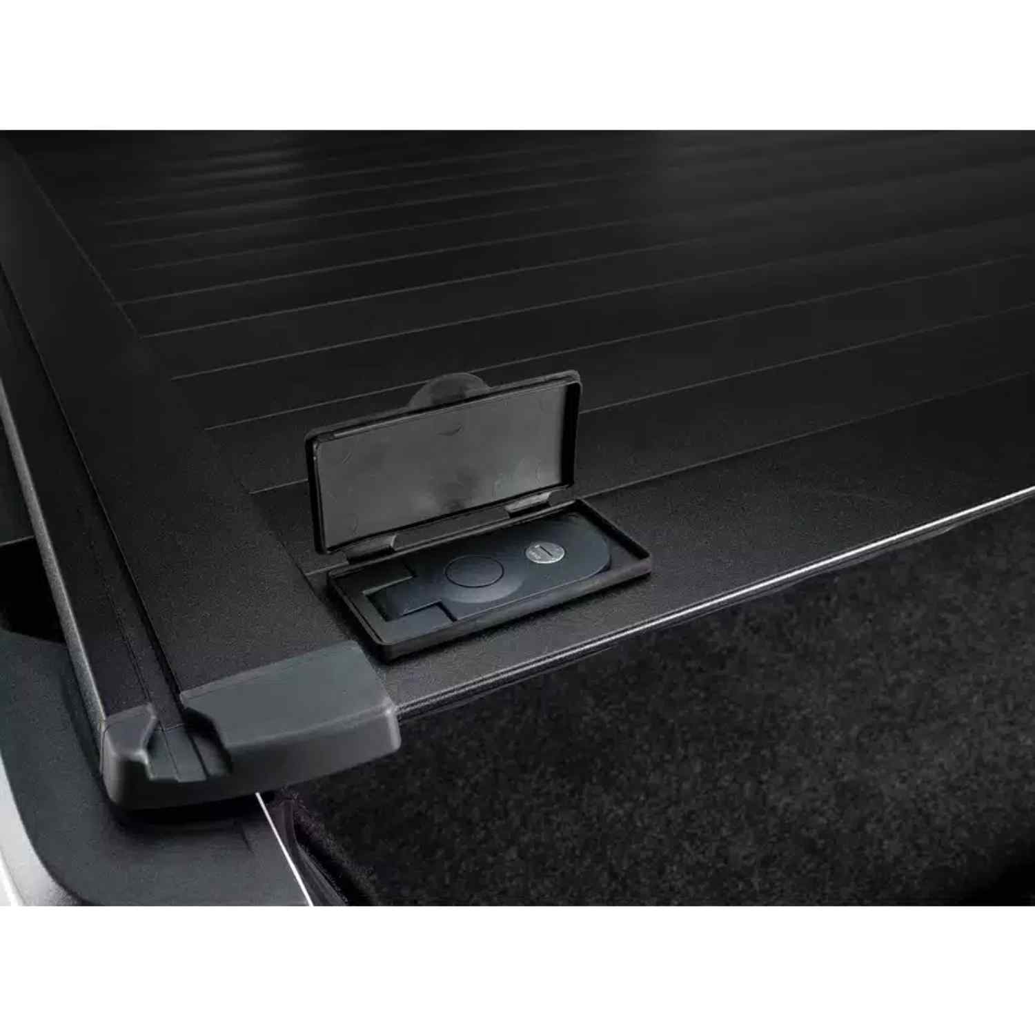 RetraxPRO XR GMC And Chevy 1500 Manual Retractable Tonneau Cover - Image 9
